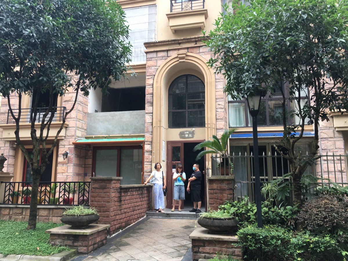 上午10点，国保支队胥滨通知阵明先女士，刘贤斌马上到家，即将中午，胥滨故意拖延，不放人
（中间为刘贤斌妻子陈明先）