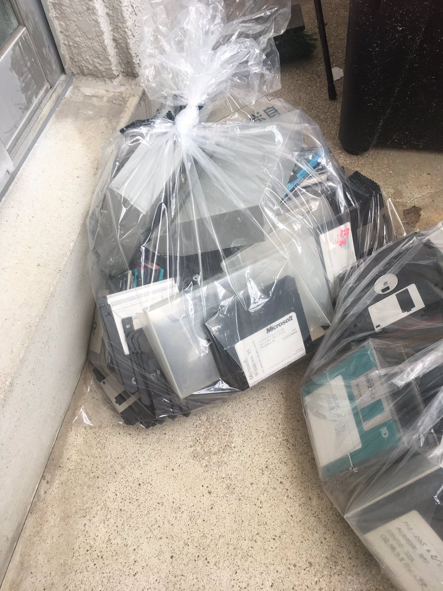 koji05312015's tweet image. 今までなかなか捨てられなかった。当時、結構お金使ったよね。思い切って断捨離
#フロッピーディスク #ms_dos