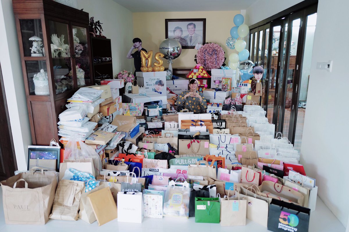 _TEPofficial's tweet photo. [TEP UPDATE]

Amazing support for Mew Suppasit! He was showered with a Sea of Gifts  &amp; letters from fans around the world! We are so happy for him 🎉

Congratulations P'Mew may you be blessed with more projects ❤

Credits ~ @MSuppasit

#MewSuppasit
#ThankYouMEWlionsLUV https://t.co/5RkUCpRh63