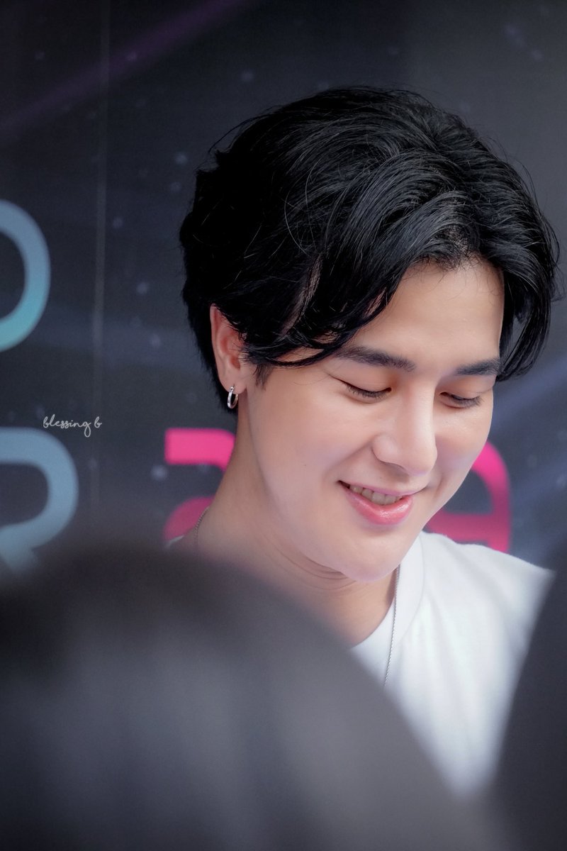 blessing_B_'s tweet photo. วันนี้เปิดกล้อง #friendzone2 ใช่ไหมคะ | สู้ๆนะคะ เป็นกำใจส่งให้คุณดับบลืวซีตรงนี้น้าา @arm_wc ✊💛 ของ wc 

#arm_wc 
#กําใจของดับบลิวซี 💛 https://t.co/vj3NXWzPiA