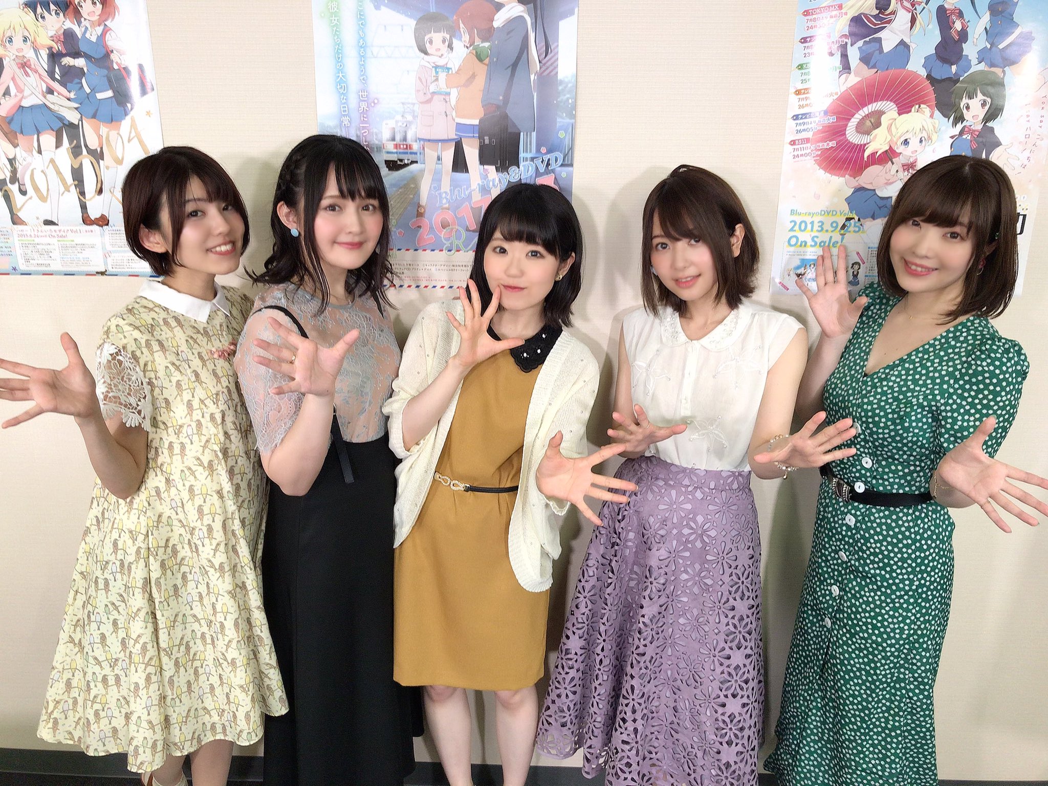 Uzivatel 東山奈央 オフィシャル Na Twitteru きんいろモザイク 生配信ありがとうございました 劇場版は闇深いストーリーになりがち 笑 ゆみステップがついに ぶんぶしょう アニメは心のアンテナでやってるよ まなみん英語ペラペーラ さ