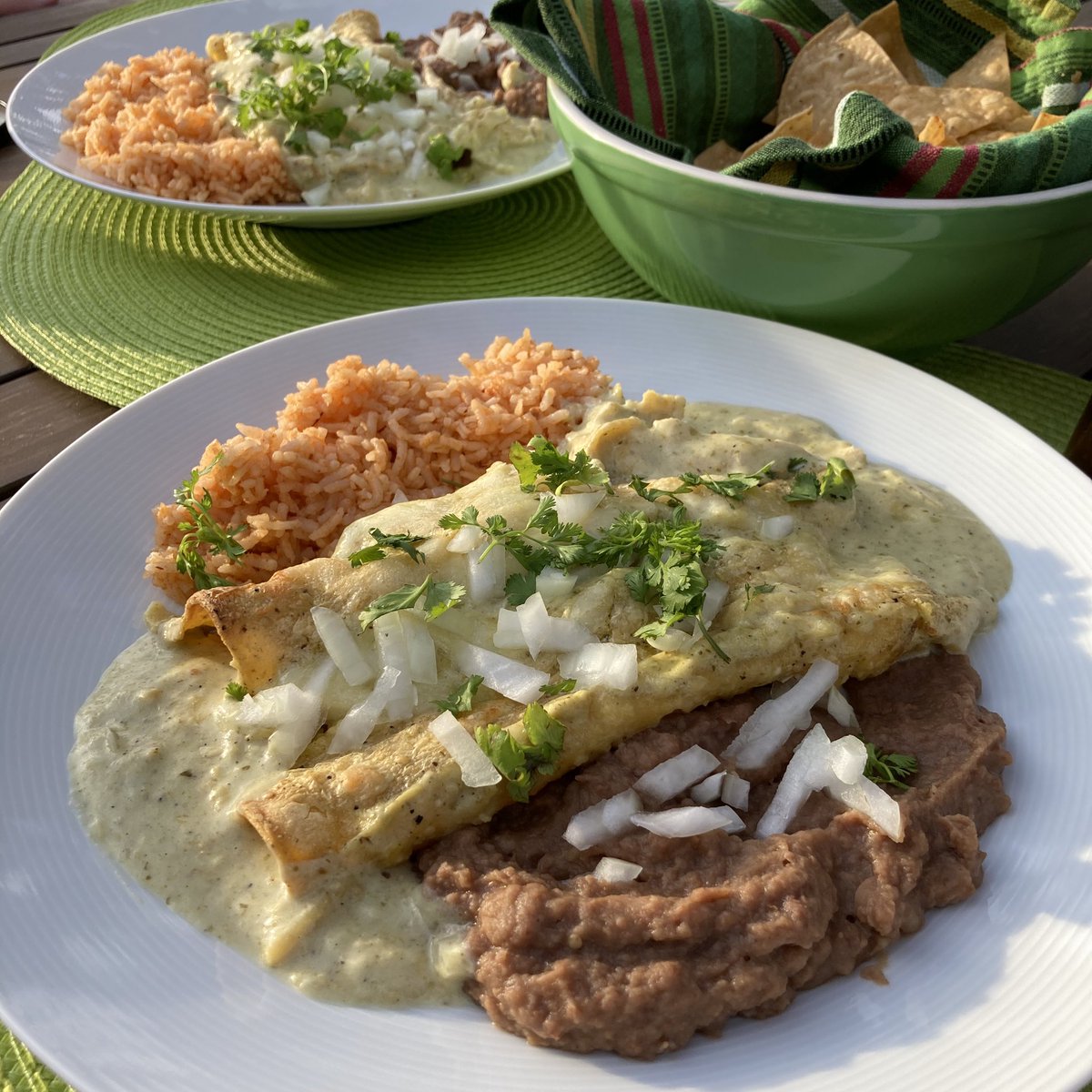Thompjs's tweet image. Had some leftover smoked chicken to use up and @homesicktexan’s Sour Cream Chicken Enchiladas and Red Chile Rice were a perfect fit. 🚨HOT PLATE🚨