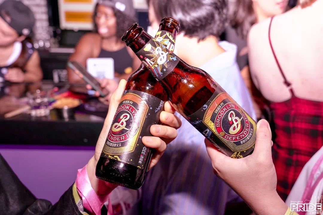 ShanghaiPride's tweet photo. The queer women of Shanghai celebrated the spirit of pride at the ShanghaiPRIDE x The @BrooklynBrewery Ladies Party on June 18 at Roxie! 

Read More: https://t.co/u9lvF1hELQ

#ShanghaiPRIDE #RaisethePride #敢晒敢骄傲 #Pride12 #ShPRIDE https://t.co/FpgWO0nAkb