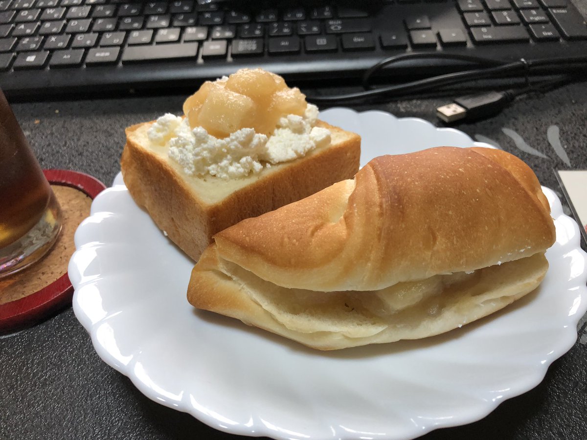 hide176176555's tweet photo. 角切りりんごジャム届いたよ😃
箱を開けると可愛いりんごがお出迎え🥰
さっそく昼食に🤤、角切り🍎の食感が楽し美味しい😋
#AvacusBazaar
#AvacusFARM
#月夜野りんご https://t.co/Yj99TQEHNr