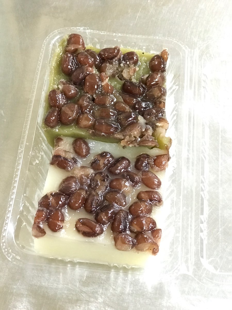 okatora2's tweet photo. 京都の厄除け菓子「水無月」を頂きました。
半年のけがれを払い、
残り半年の無病息災を折るならわしだそうです。
#岡見の虎 #okatora2 https://t.co/XTPmPIz4t0