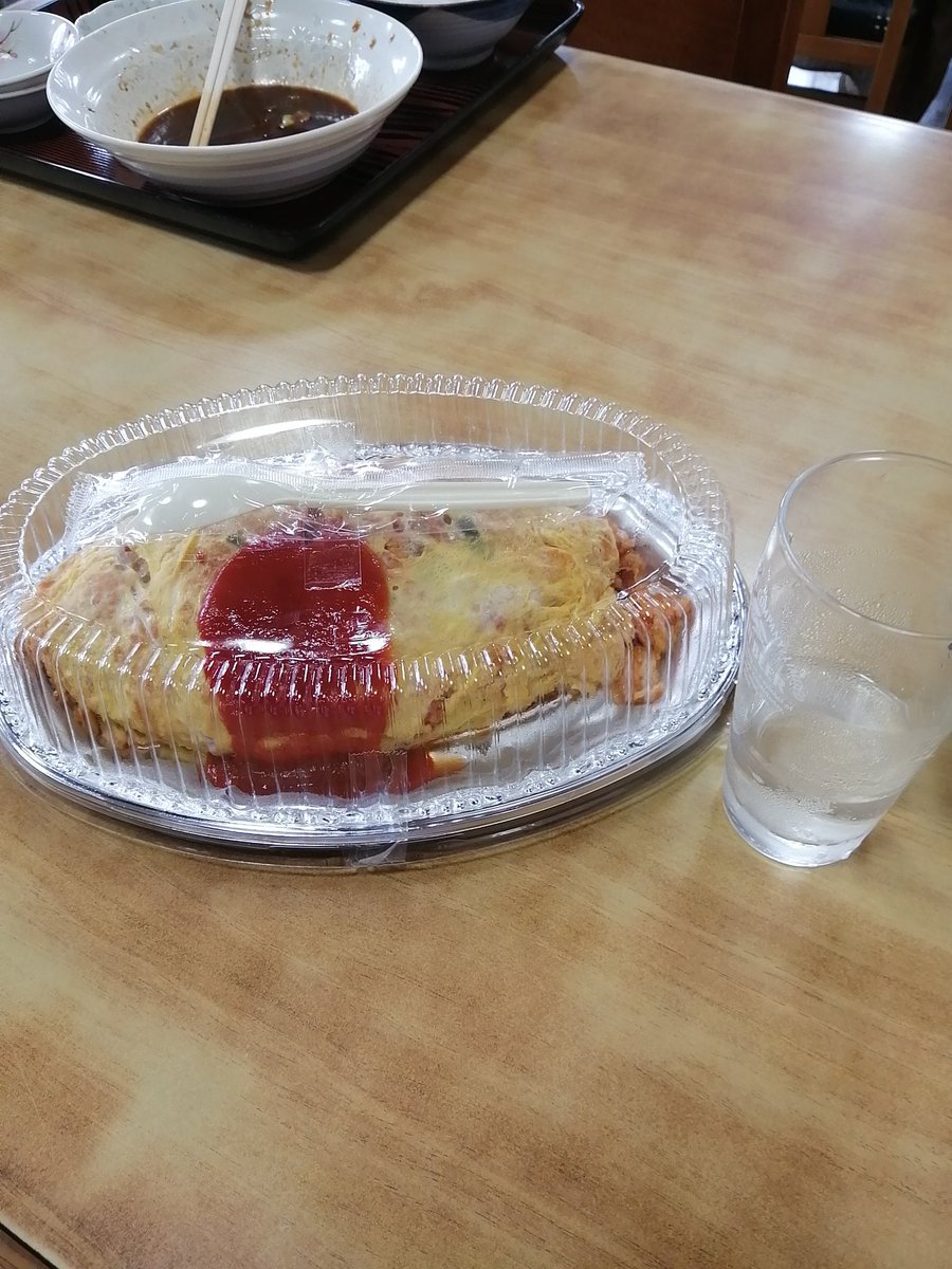 verdyamaga's tweet photo. （BQグルメ）大衆食堂島田さんの名物はデカ盛り"オムライス"。でかい‼️これはスタジアムで試合前の準備をしているスタッフへのお土産用です。#yamaga #松本山雅 https://t.co/j6htSN1L4x