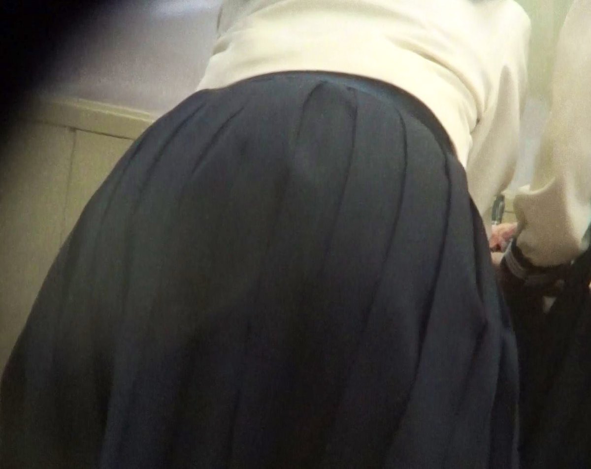 制服　お尻突き出し 