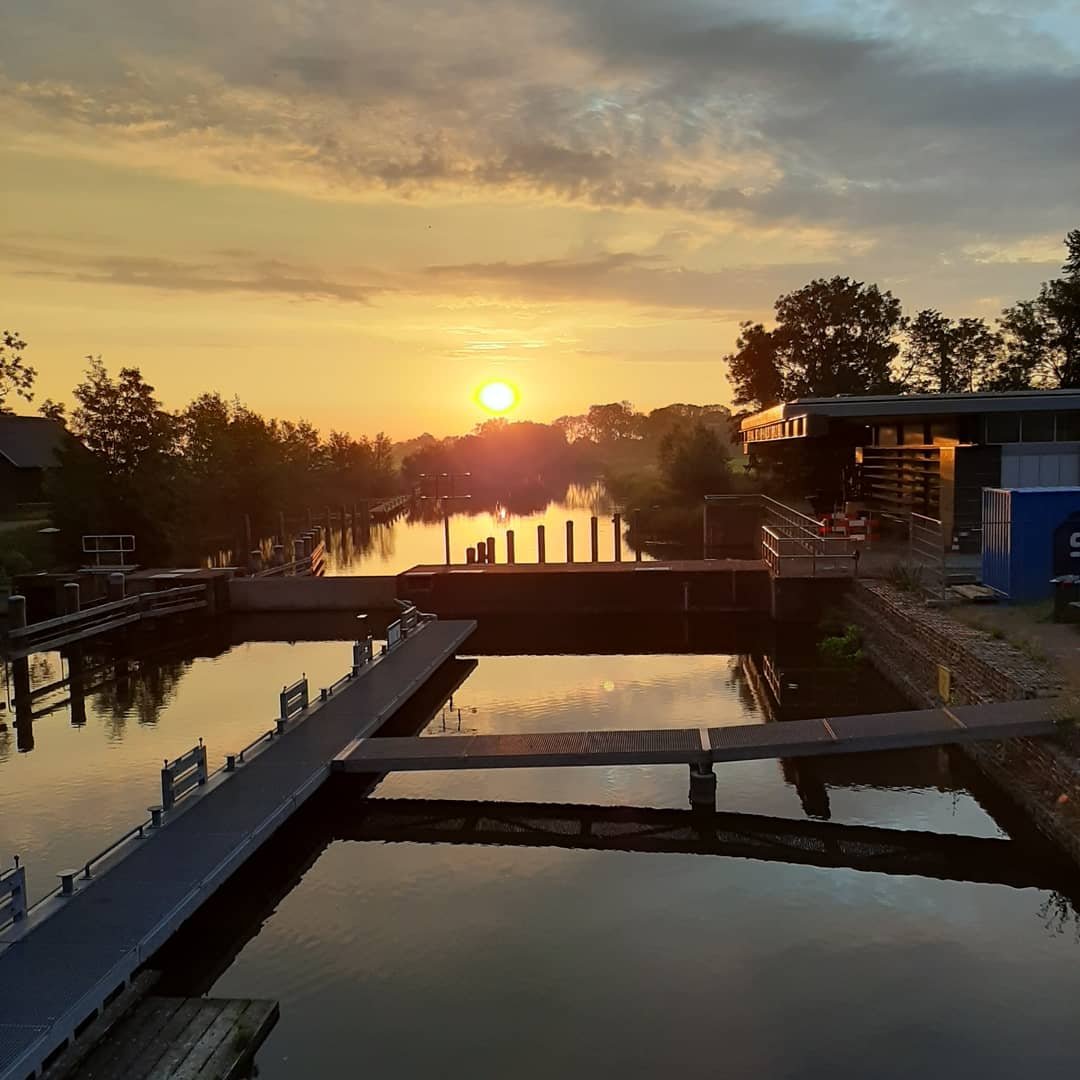 corhpol's tweet photo. Toen vanmorgenvroeg de zon  op kwam en toch toevallig in de buurt was.  #schapehals #schaphalsterzijl #winsumerdiep #reitdiep #hethogeland #groningen #netherlands #sunrise #walking #vakantieineigenland  #marenlandrecreatie #keepfit https://t.co/j6rmJzwCPD