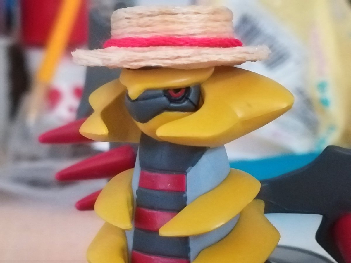 由布 Tofu56 様の麦わら帽子の作り方で モンコレ ギラティナの麦わら帽子を作りました 本来はドール 用で麻紐を使用するのだけど 今回は帽子が小さすぎて刺繍糸を使ったけど それっぽく見えるのでヨシ なお 他のコは角の問題でかぶれなかった 何か