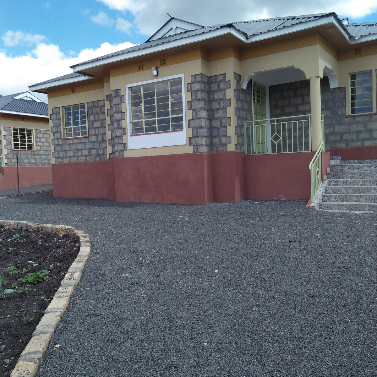 TheManoti's tweet photo. This is a three bedroom bungalow house two bedrooms are ensuite in a gated community ongata rongai. It's in a serene and conducive environment. It's on sale 6.5M. Contact 0721 594 567 #Manoti https://t.co/ViEZpAMdSE