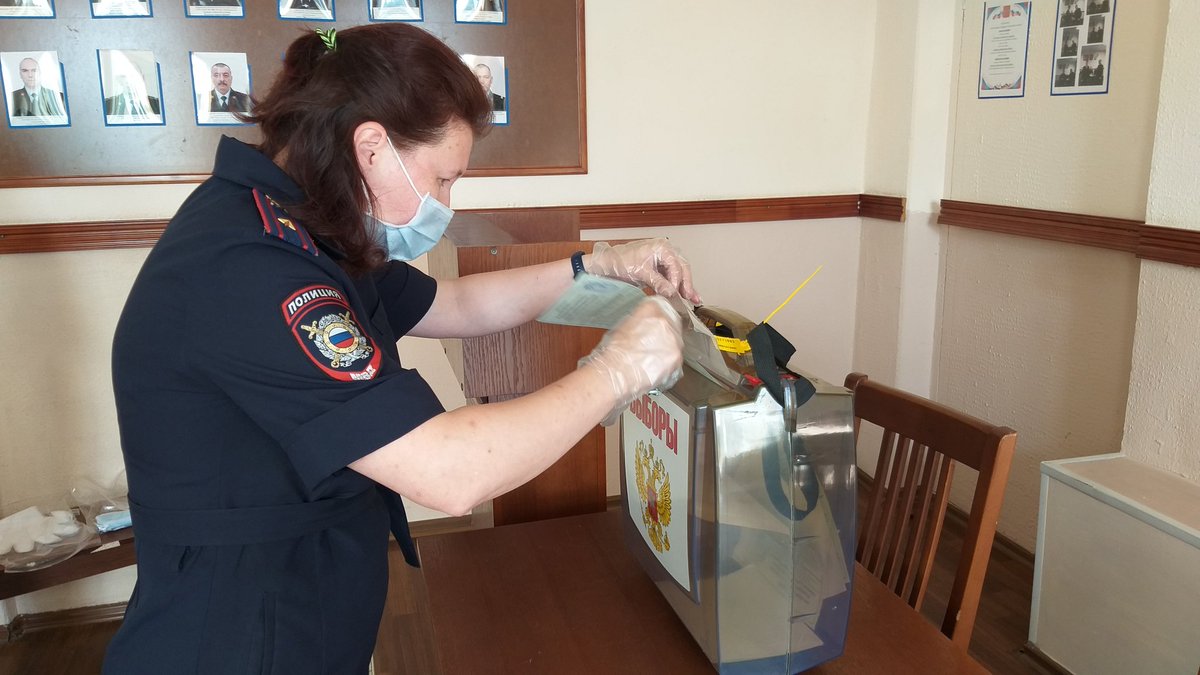 Участие в досрочном голосовании по поправкам в Конституцию сотрудники МО МВД России "Родниковский" приняли по месту работы. Процедура прошла с соблюдением необходимых норм: все обеспечены СИЗ

#всечестно #мыВместе #мыголосуем #Конституция2020 #наблюдатель #НОМ #голосуемЗА #ог37