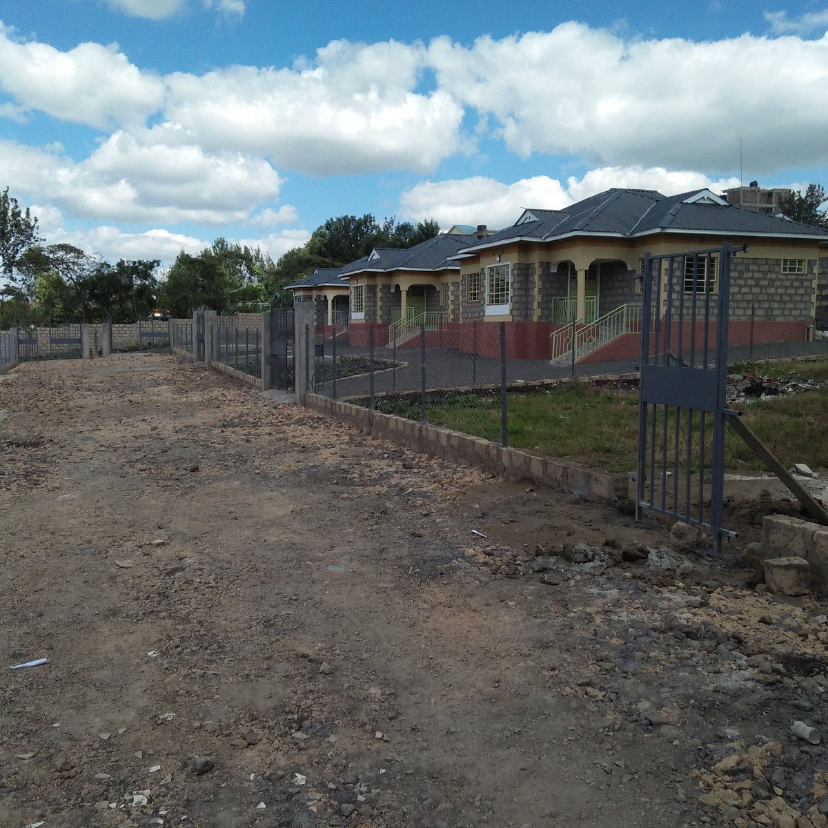 TheManoti's tweet photo. This is a three bedroom bungalow house two bedrooms are ensuite in a gated community ongata rongai. It's in a serene and conducive environment. It's on sale 6.5M. Contact 0721 594 567 #Manoti https://t.co/ViEZpAMdSE
