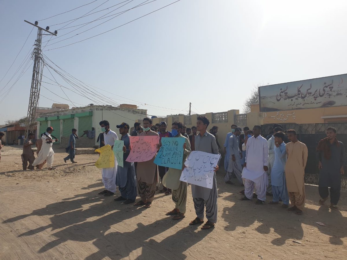 PYA1917's tweet photo. #Pasni Balochistan
Protest organized by PYA against online classes without resources and police repression on students in Quetta.
#NoOnlineClassesWithoutResources
#NoToPoliceOppression
#FeeMustEnd
#RestoreStudentsUnion https://t.co/mpaua2t2eL