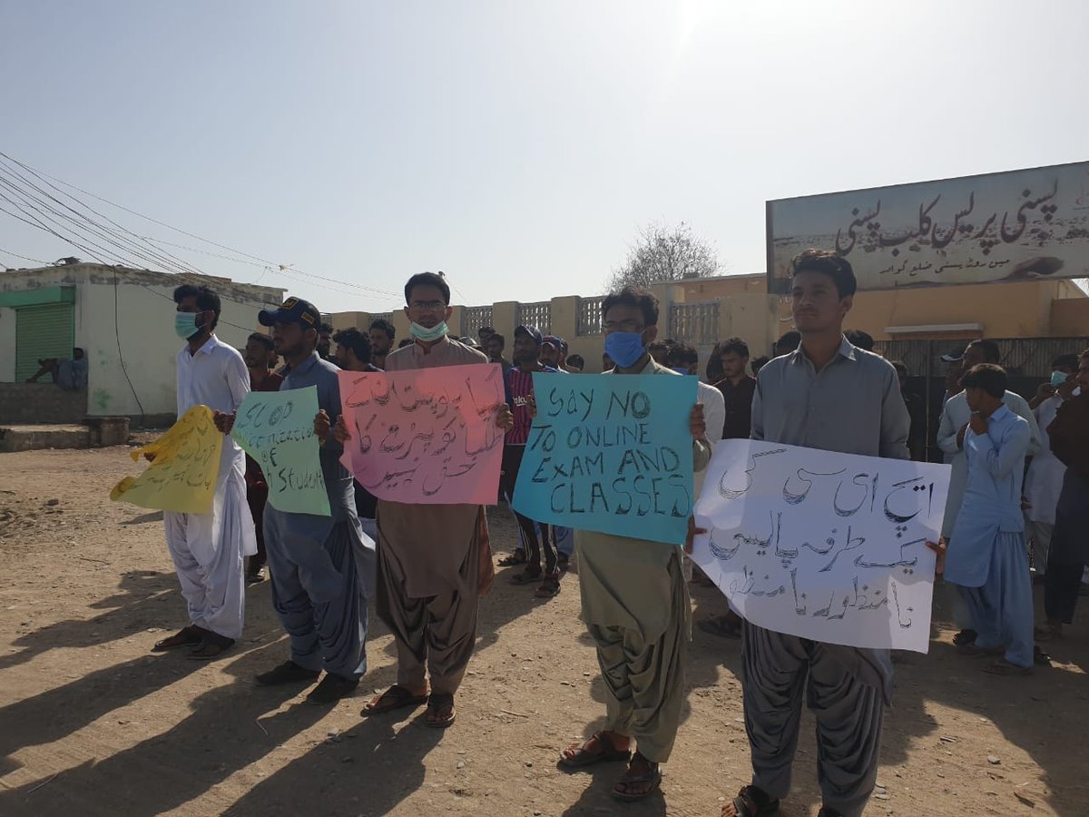 PYA1917's tweet photo. #Pasni Balochistan
Protest organized by PYA against online classes without resources and police repression on students in Quetta.
#NoOnlineClassesWithoutResources
#NoToPoliceOppression
#FeeMustEnd
#RestoreStudentsUnion https://t.co/mpaua2t2eL