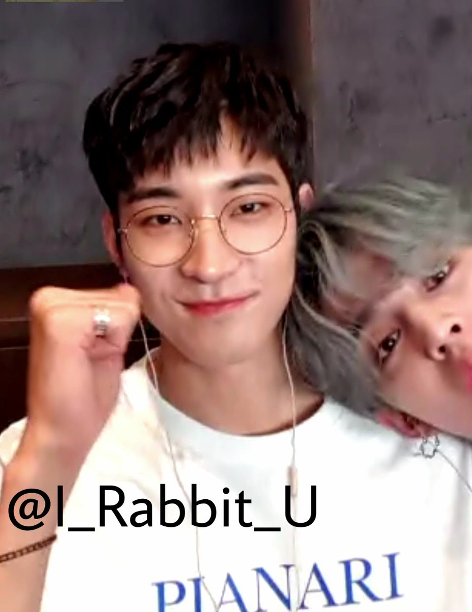 I_Rabbit_U's tweet photo. 200627 영통팬싸

승철이 빼꼼♡♡ https://t.co/8m3k4mMBtT