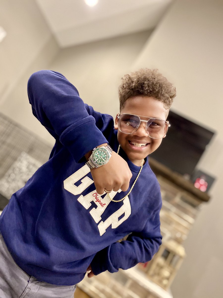 GamersOnlyTv's tweet photo. 💵💰Rockin one of my dads Rolex’s &amp; 18k Gold sunglasses💎🔥. #blessed #rolex #GOLD #Trending #TREASUREMAP #boss #smallstreamer #smallyoutubers #RichGang #Cash #money https://t.co/6fIMGnYLfN
