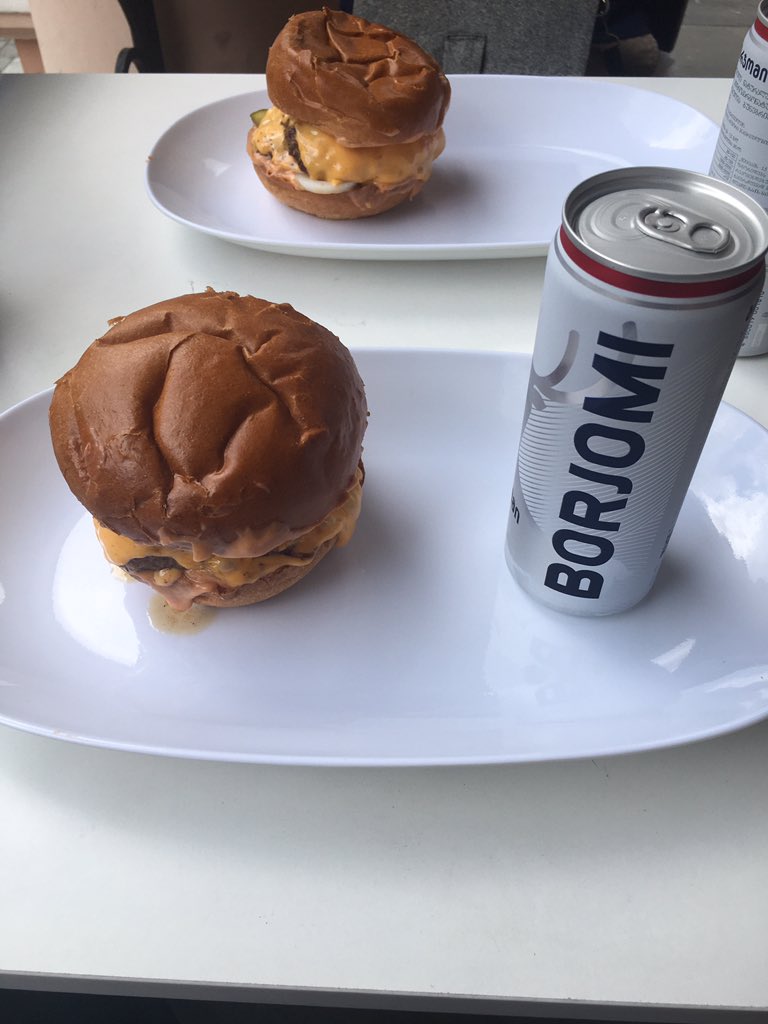 コロナ明け初めて食べた外食のハンバーガー
牛肉のパテも上手い、チーズもふんだんに使われていて美味しかったんですけど
見た目が機内食であまりにも映えないものだったのでご査収ください