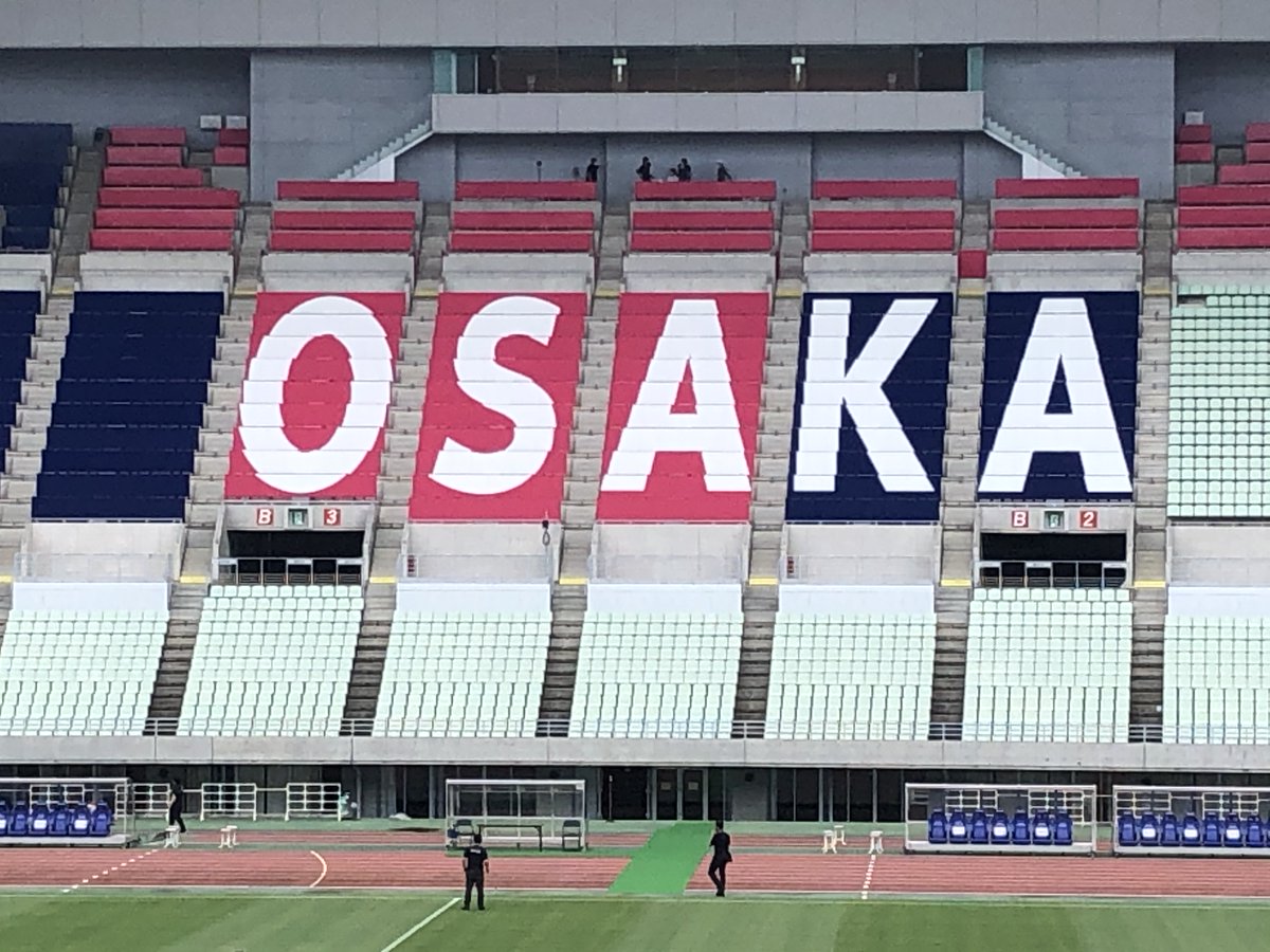 長居公園 Nagai Park Osaka文字 新型コロナウイルスの影響による休館中に ヤンマースタジアム長居のメインスタンド記者席 机付き席 の塗装を施しました 年以上経って褪せていた色を鮮やかなセレッソカラーに そして Osaka の文字が誇らしげ