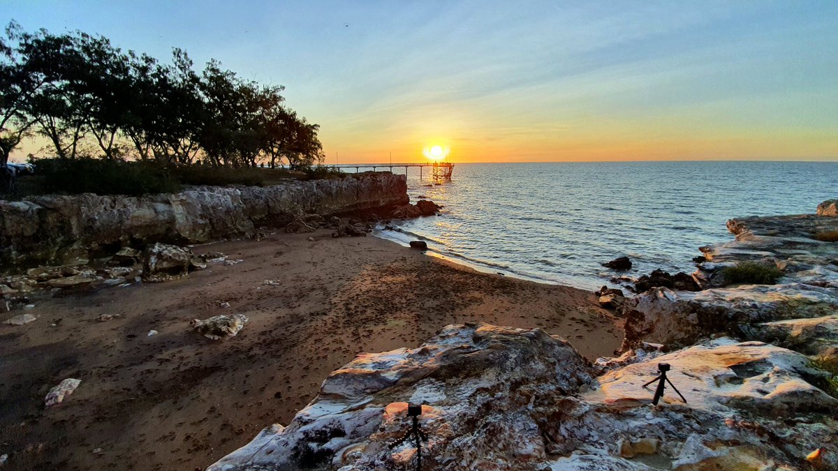 OreboundImages's tweet photo. Middle of 'winter' and it's 29 degrees celsius as the sun sets on another perfect dry season day. Can't think of anywhere else I'd rather pass the time ๐๐
#Darwin #NT #Australia #Tropics #screwwinter #StormHour https://t.co/R36OVvQRCH