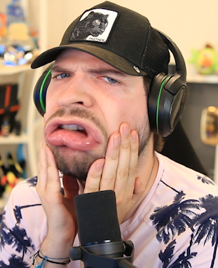 OMGitsAliA's tweet photo. Good Morning gamers https://t.co/kXWYuSJf4k