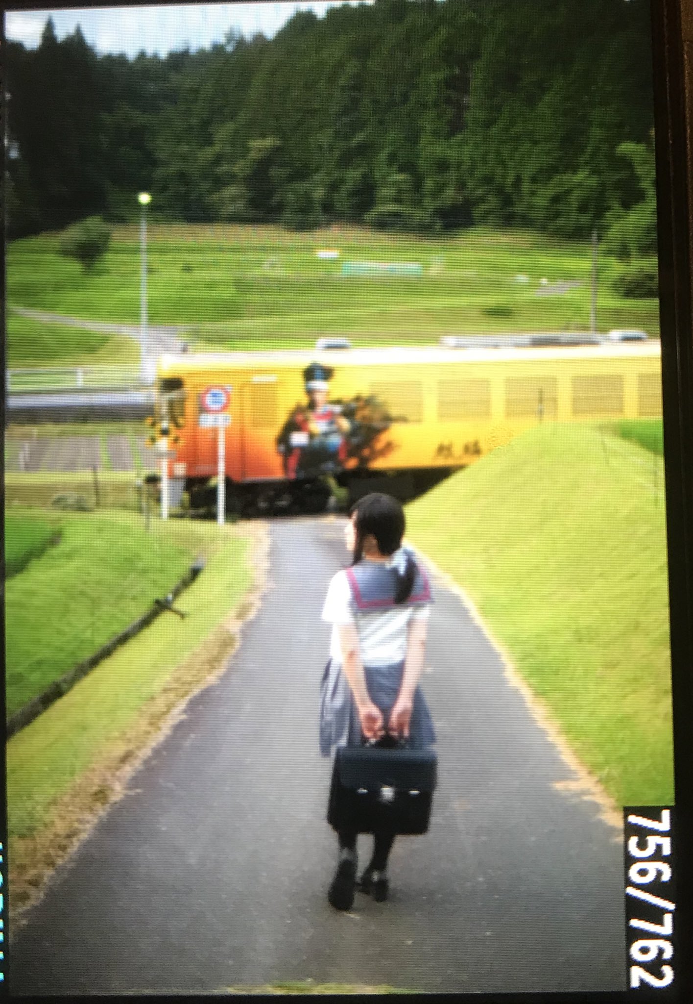 悲報 田舎 電車 女子高生でエモい写真を撮ろう と思ってシャッターを切ったら えのげ
