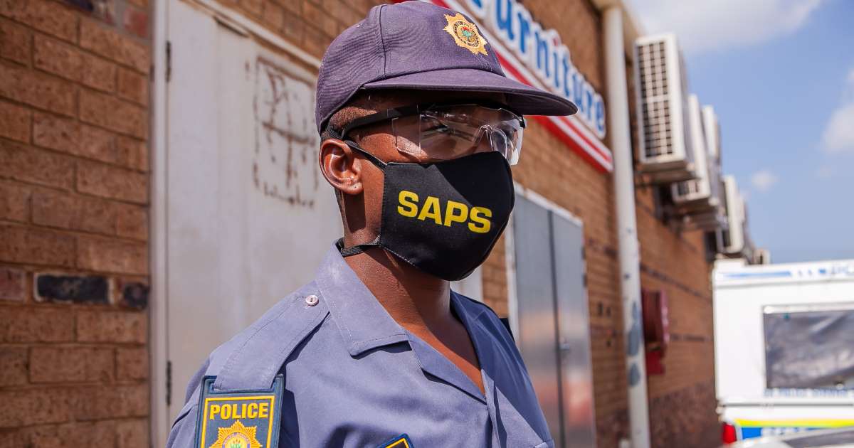 SAPoliceService's tweet image. #sapsHINT Please remember to wear your mask in public or in the presence of other people. #StaySafe and #PlayYourPart en help us curb #CoronaVirusSA NP