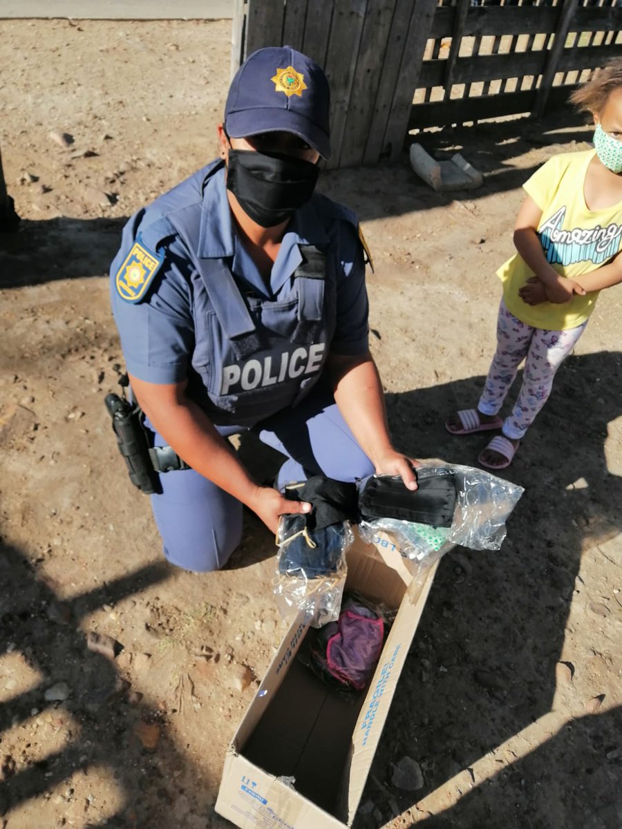 SAPoliceService's tweet image. #sapsHINT Please remember to wear your mask in public or in the presence of other people. #StaySafe and #PlayYourPart en help us curb #CoronaVirusSA NP