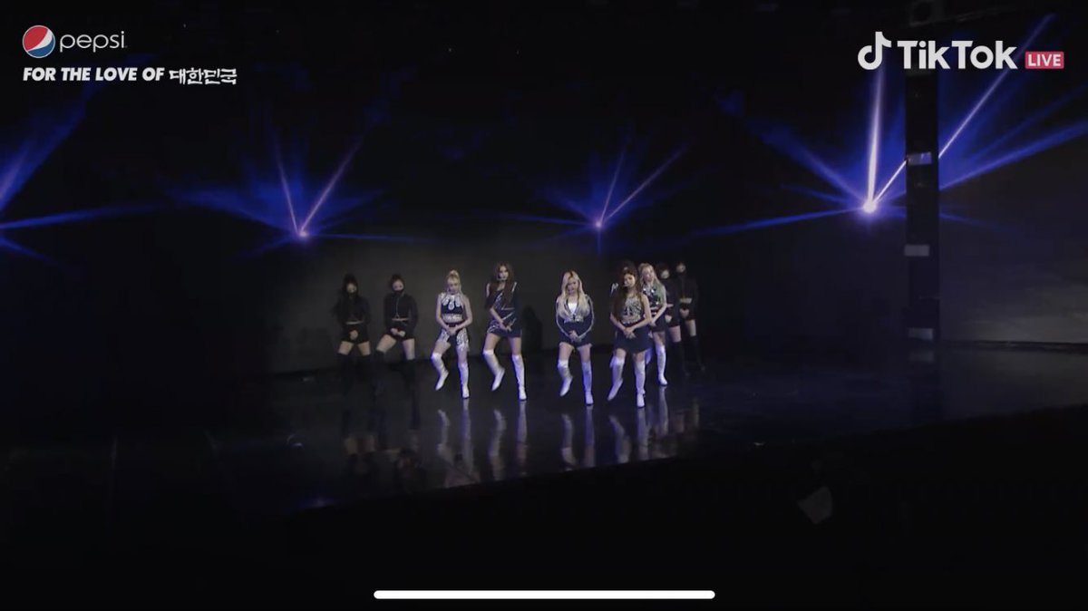 Everglow are on stage performing their song "Dun Dun"