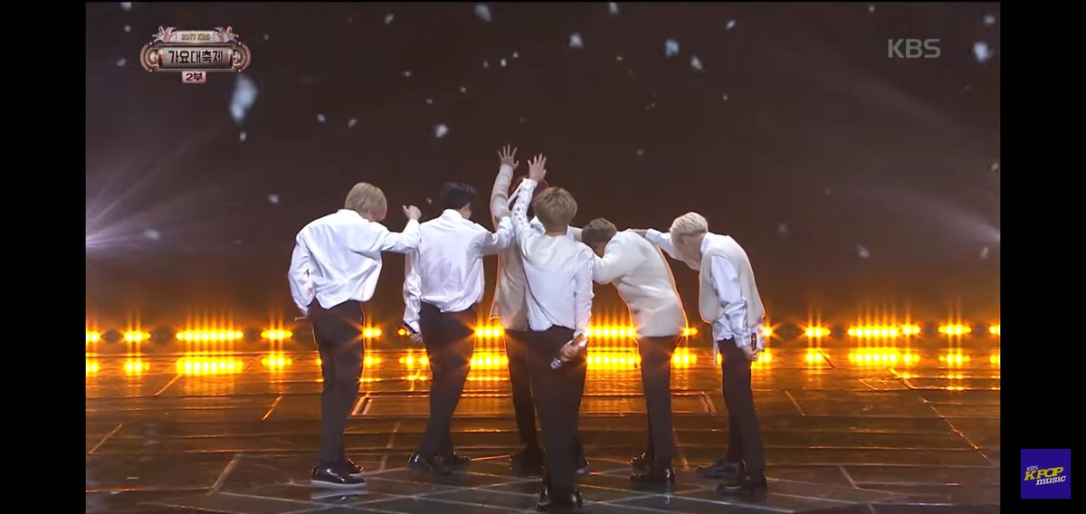 Bonus: it made me wanna rewatch their 2017 kbs gayodaechukjae (가요대축제) performance where they mixed title song choreos into the ending of their spring day performance (8:24 ) #KBSkpop