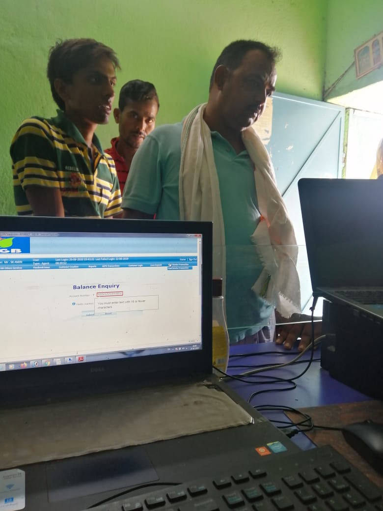 jamtara_csc's tweet photo. #CSCJharkhandDay #Jamtara #CSC @CSCJharkhand
Providing Banking Service at bikrampur  Panchayat by VLE Rahul sekh on Occasion of CSC Jharkhand Day https://t.co/BiqCjPXmn1