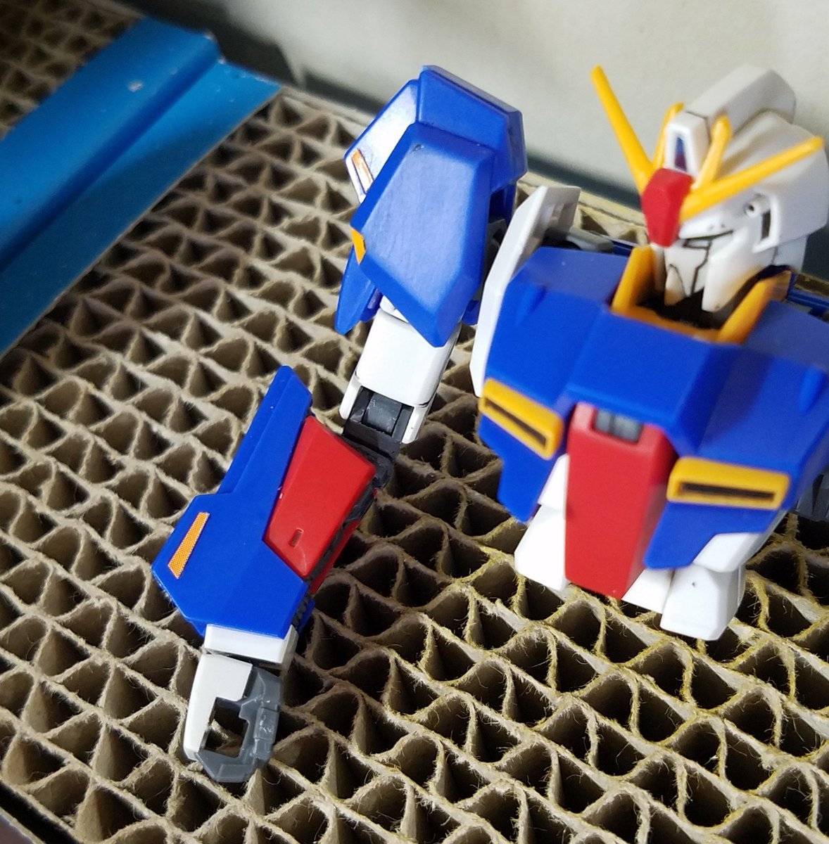 HGUC No.203のゼータガンダムの肘関節にロール軸を組み込んでガワラ