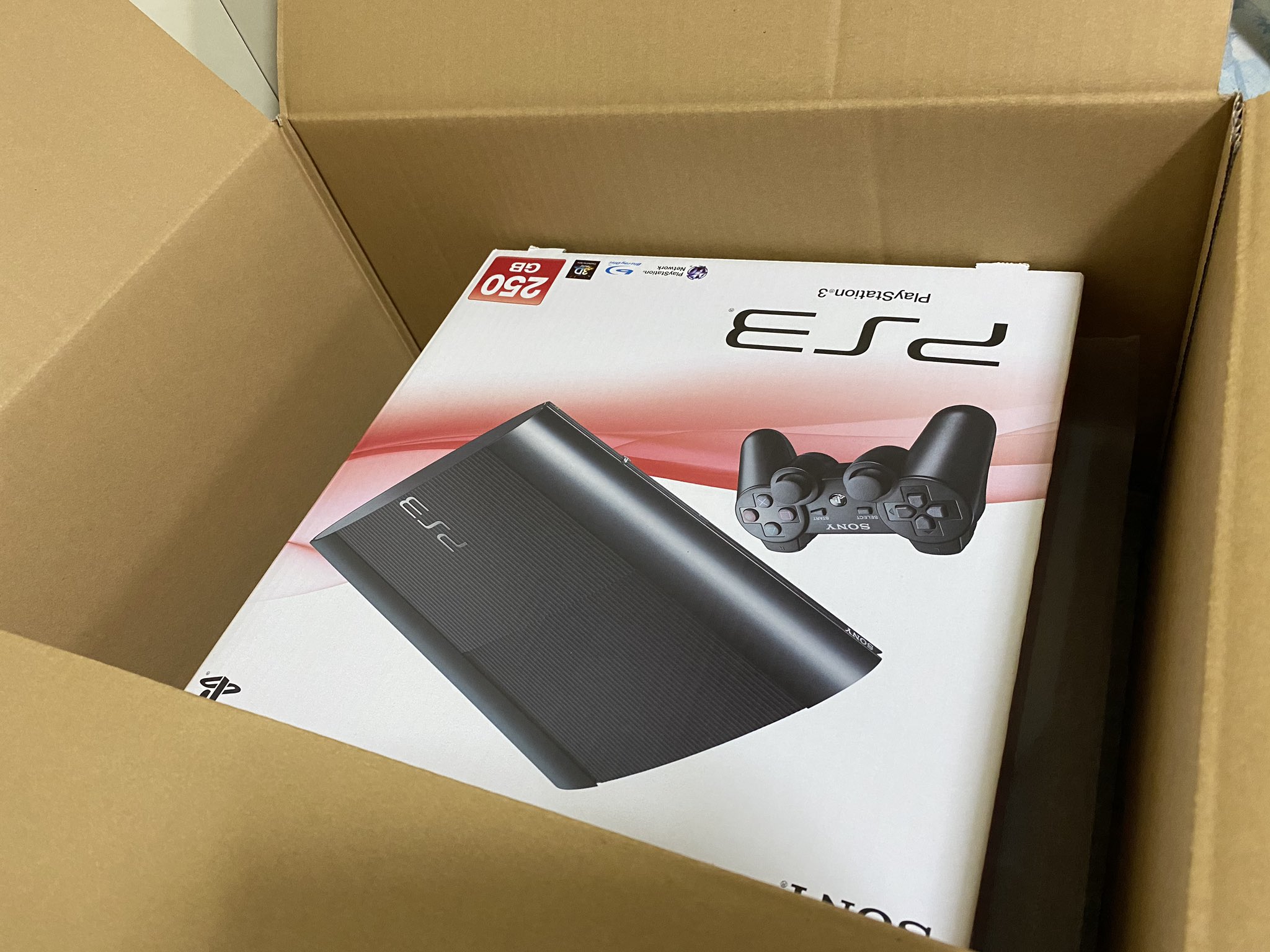 首領べ Ps3もサイズ感ぴったしだった 段ボールに合うように箱の大きさ考えられてるんかな