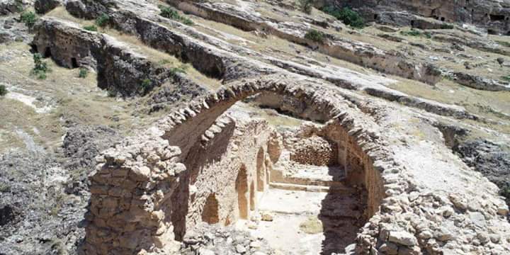 Diyarbekir Silvan (Meyyafarkin) Hasuni Mağaraları. mağaralar ilk kez Mezolitik dönemde yerleşime sahne olmuş, daha sonra Hristiyanlığın yayılmasıyla Ortaçağ'da yerleşim özelliğini sürdürmüştür. Sarnıçlar, Su Havuzları, Kaya Kiliseleri, Demir Atölyeleri gibi yapılar bulunmaktaydı.