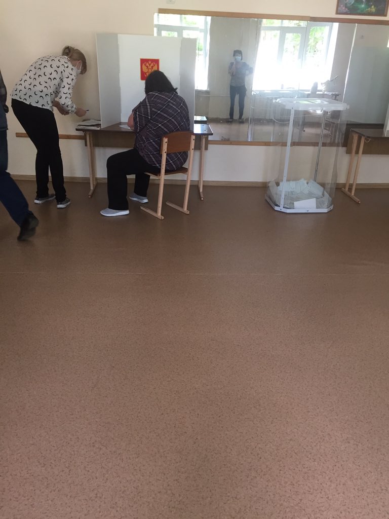На избирательном округе ведётся активное голосование по поправкам в конституции РФ по всем нормам санитарной безопасности.