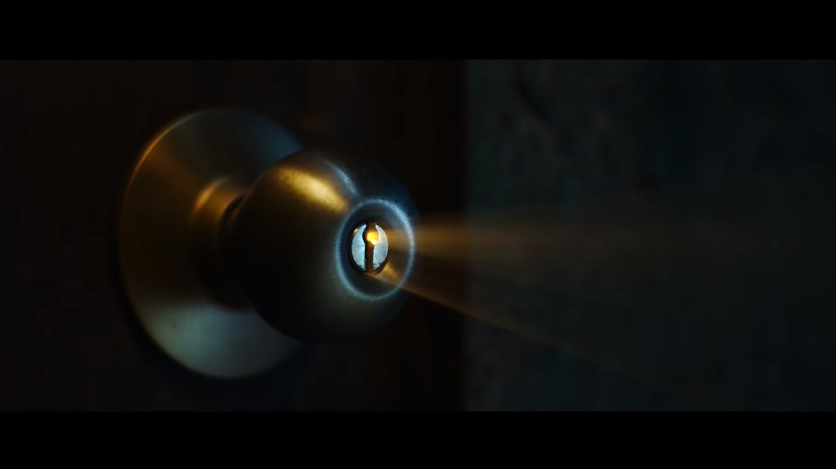 Why does everything always go through the key hole? This is the first view we get of gold coming in.Remember Fake Love and the MAMA VCR we got in 2018? Keyhole again... @BTS_twt  https://twitter.com/Lyna91Fr/status/1068921976394272768?s=20