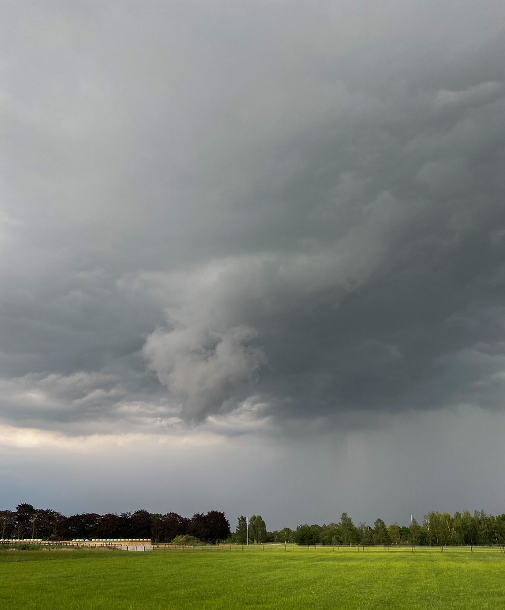 mrefke's tweet photo. #onweer boven #tilburg 26-6 @StormHour @NoodweerBenelux #lightning @omroepbrabant https://t.co/kVpZr1OlIs