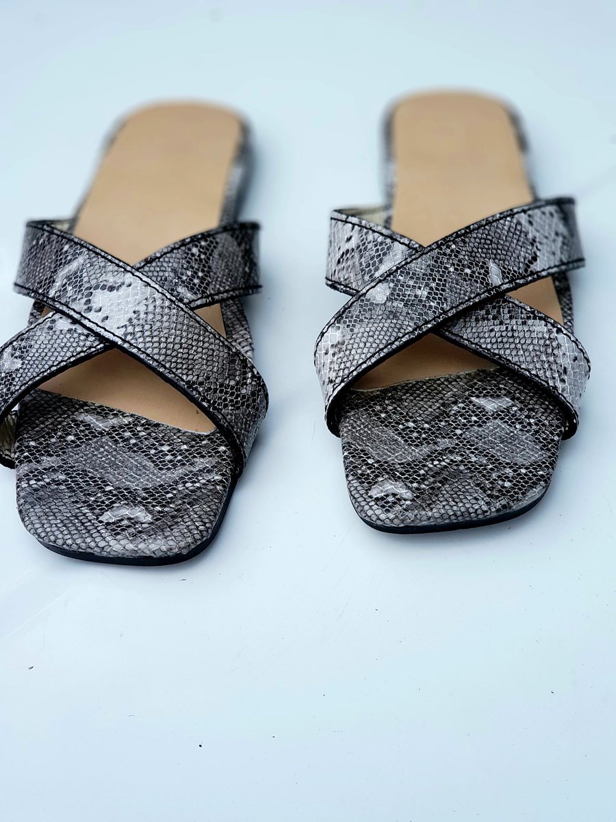 NgKeeks's tweet photo. We sell lovely handmade slippers and sandals with great quality and beautiful designs at very affordable prices send us a dm or visit our ig page @keeks_ng or call/whatsapp 08130381881
Try us and let ur feet thank u #Roksiesellershub https://t.co/WIGB1vMfhB
