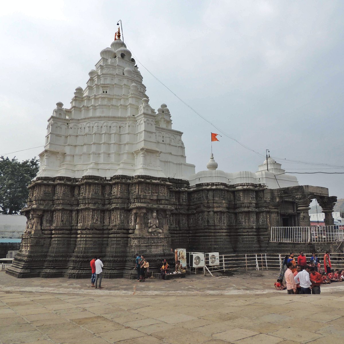 औ is for औंढा नागनाथ. View of the Aundha Nagnath temple, built in the 12th /13th century CE, during the reign of the Yadavas of Devgiri (now Daulatabad). The shikara is more recent , built by Ahilyabai Holkar in the 18th century  #AksharArt  #ArtByTheLetter (2/6)