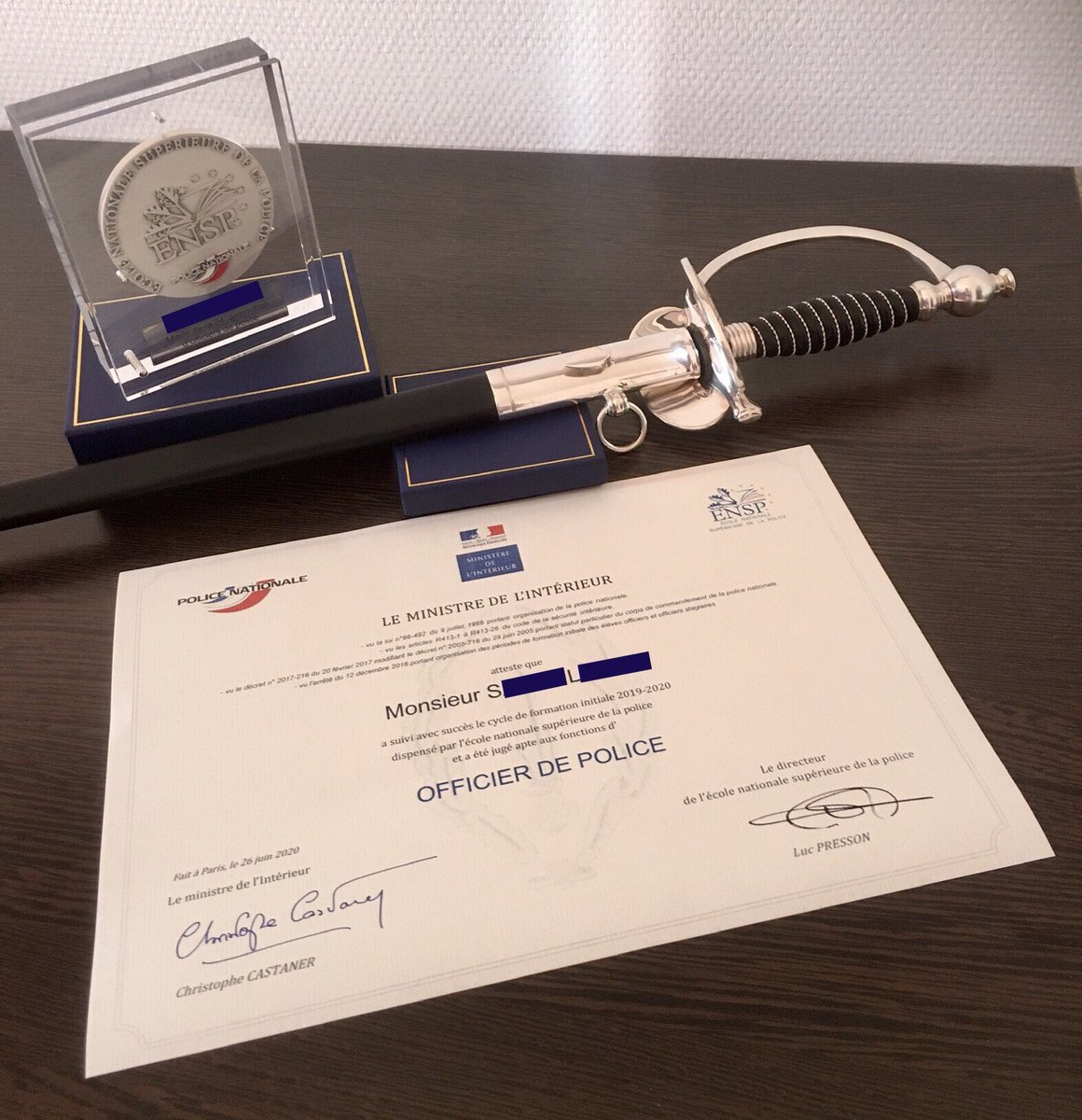 Coptain_LS's tweet photo. Bébé Lieutenant est devenu grand : 
-Diplôme d’aptitude en poche
-Médaille d’Honneur de l’ENSP reçue des mains du Directeur
-Épée d’Officier reçue des mains de Monsieur Le Secrétaire d’Etat auprès du Ministre de l’Interieur 
-Engagement sur l’Honneur 
Vive la 24ème Promotion 👮🏻‍♂️❤️ https://t.co/NKIN44Vzj2