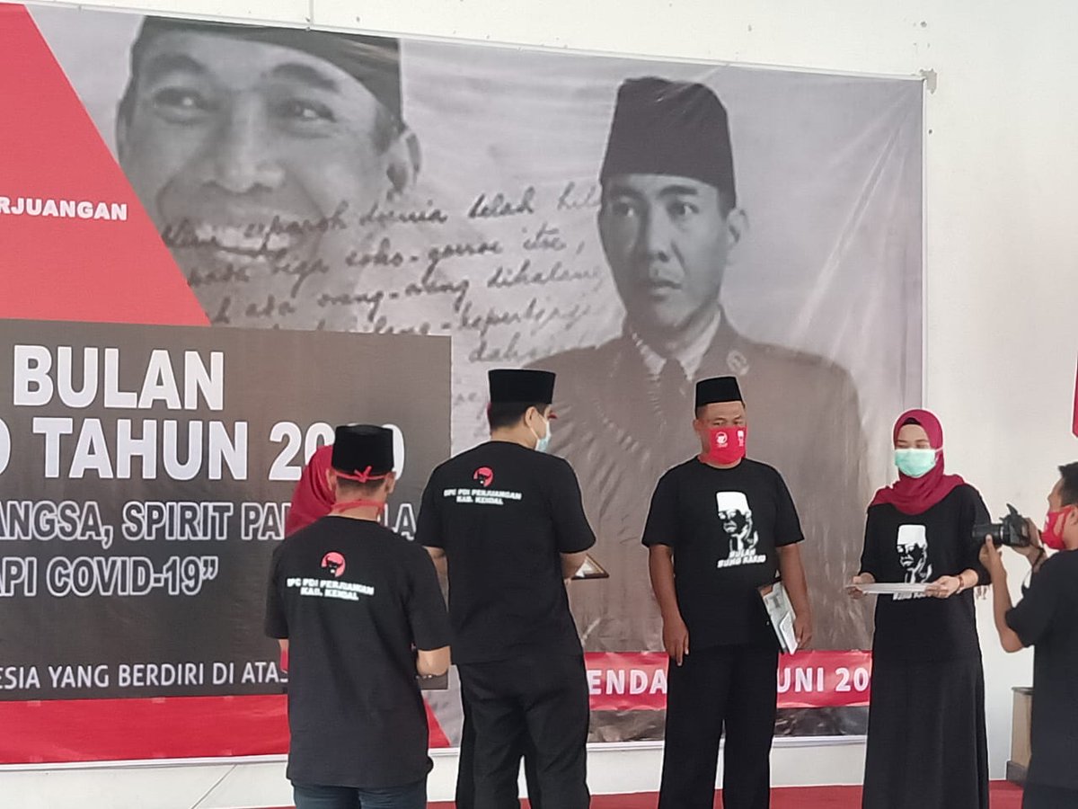 Pemberian hadiah kepada pemenang lomba Pidato, Vlog dan Tik tok dlm rangka 
 #JuniBulanBungKarno 
Di Haul bung karno ke 50 tahun 2020
<a href="/PDI_Perjuangan/">PDI Perjuangan</a> 
@DPD_PDIP_JATENG