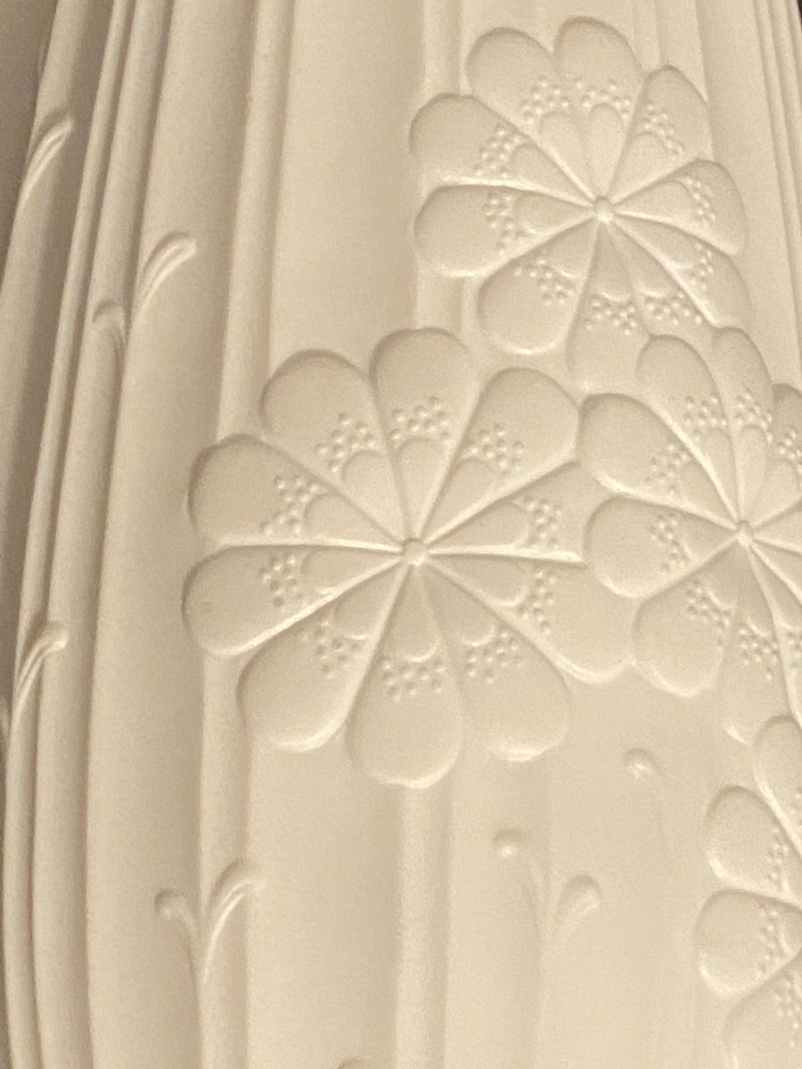 BcnVintage17's tweet photo. Florero grande de porcelana Biscuit Op Art Kaiser Alemania 1960βs #vintage #jarron #vintagebiscuit #biscuitop #opart #vase #porcelana #raval #deco #vintageporcelain #florero #florerovintage #barcelonavintage17 #kaiserporcelain #interiordesign #vintageinterior https://t.co/NQOOdJqZ3Y