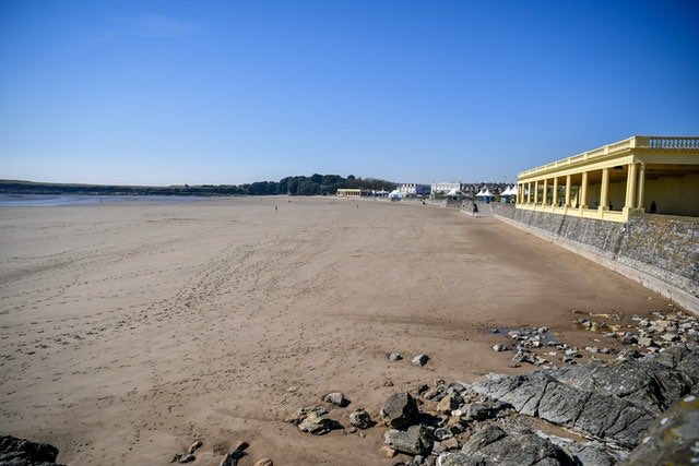 Ken_The_Sheriff's tweet photo. The Sheriff has been drafted in to combat mass gatherings at beaches across South Wales.

Looks like the word has got out. 🤠 https://t.co/bx9pMb6K7f