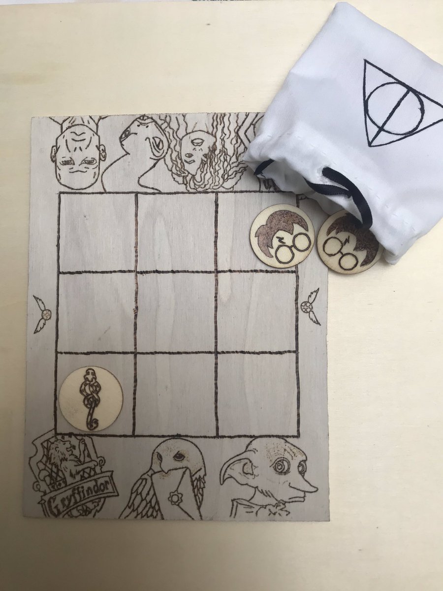 ArtCoobin's tweet photo. ¿Que os parece este juego 3 en raya de #HarryPotter ?? Está pirograbado en la madera. 
- Dobby no mata. Solo mutila o hiere de gravedad. 
😂Adoro esa frase. 😂😂😂😂 https://t.co/Hvdeuhku9c