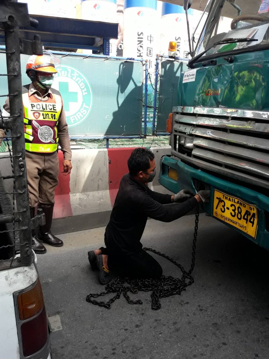 15.40 น. กรณีรถบรรทุก 10 ล้อ ว.18 ระบบไดชาร์ท ถ.พระราม 3 มุ่งหน้าห้าแยก ณ ระนอง ก่อนถึงแยกประมาณ 20 ม. ช่างดำเนินการพ้นการกีดขวาง จร.ตู้พระราม 4 เร่งระบายรถสะสม