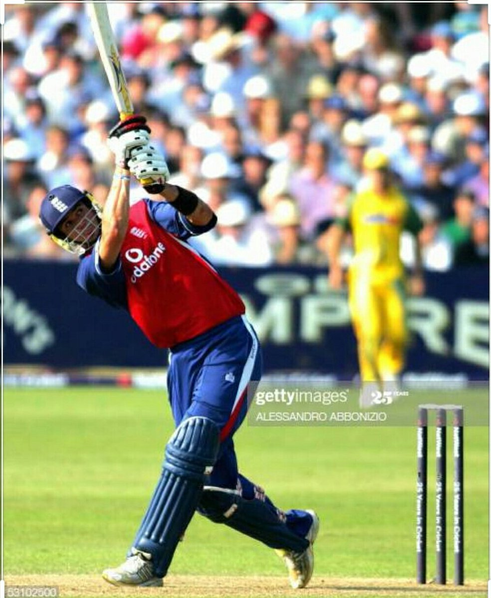 What followed next was not less than sheer dominance and literally he murdered the best bowling lineup that day..he was dealing with sixes and fours only..2 huge Hits off Jason Gillespie over long on.. man..what a counter attack that was..the best I hv seen from him..