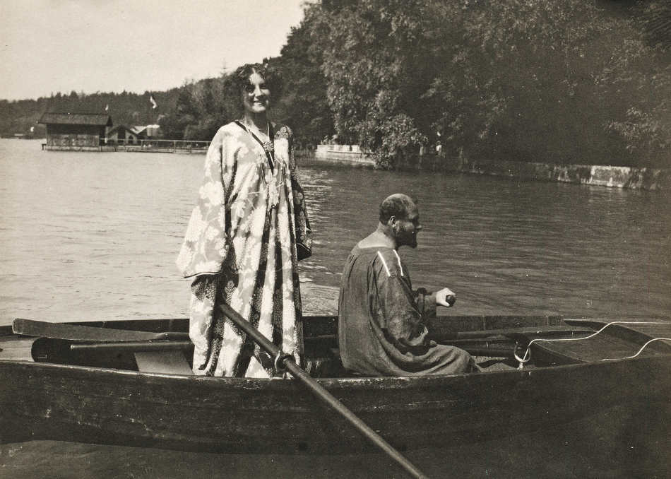 womensart1's tweet photo. Emilie Flöge (1874-1952), innovative fashion designer and successful business woman in Vienna. Though not noted widely by history, she hugely influenced the work of her life companion, the artist Klimt #womensart https://t.co/f5JRK5qjVs