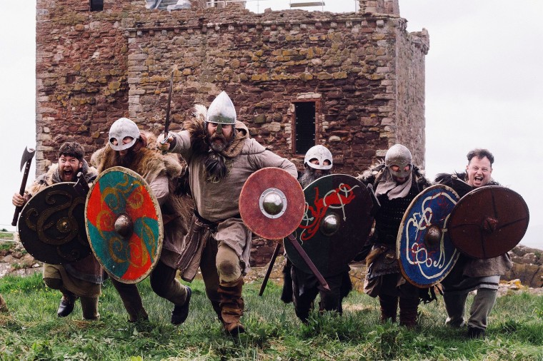 There's a storm a comin'...perfect excuse to baton down the hatches and delve into #InvFilmFest Online: Scottish Shorts. Free to view, 100% captioned (🙌<a href="/MatchboxCine/">Matchbox Cine</a>): bit.ly/IFFOnline #Deaf #Access #SubtitledCinema #Captions   

(📷 @onthecroft's Slingshot)