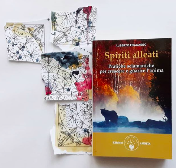 AmritaEdizioni's tweet photo. Ringraziamo moltissimo il blog Libri sul comodino per questa bellissima recensione e la foto super creativa! 🌺 
https://t.co/rh3jUs9t7k
Libro: https://t.co/FVQGQH4MKv
Esiste anche in versione ebook!

#novità #recensione #sciamanesimo #AlbertoFragasso https://t.co/Kh7sA6C3nX