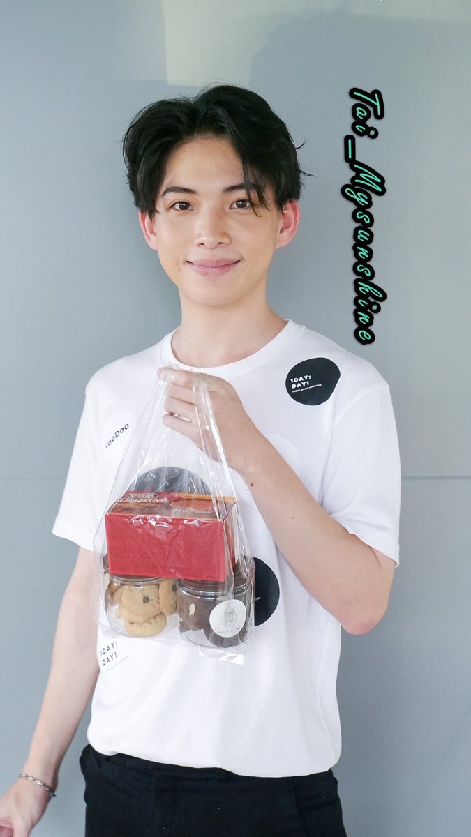 MysunshineTai's tweet photo. กินขนมด้วยกันมั๊ยยยคับ🍪🍪
#thithanaphat
#ไต๋รอยยิ้มของฉัน #1DAYproject #blackbloock https://t.co/DIJ3gsdkBv