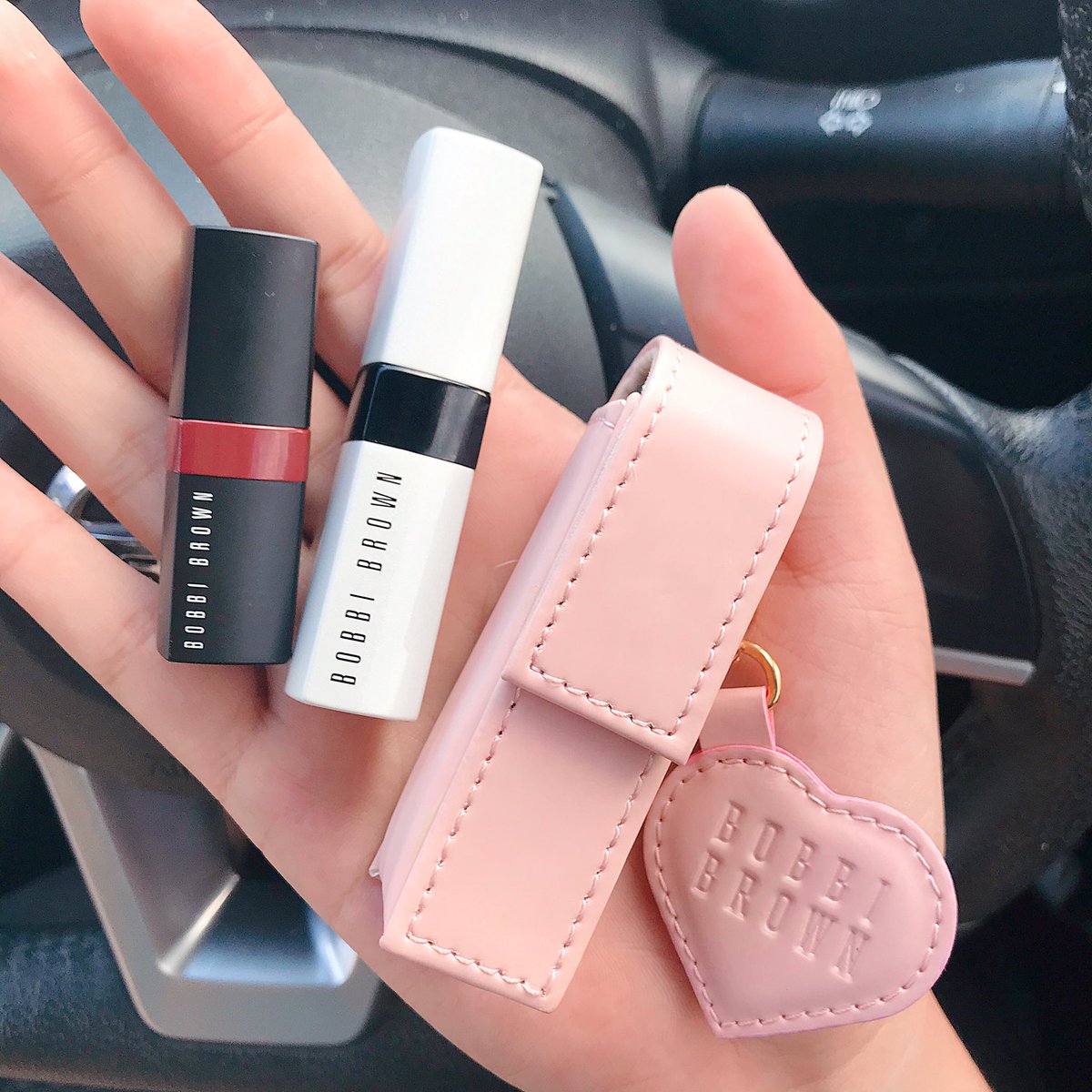 KasinoYou's tweet photo. ยอมม สีสวยย ตกเป็นทาสการตลาดด แล้วคือ Bobbi Brown Pink Lipstick Case สวยมากก https://t.co/XZHElSV4TP